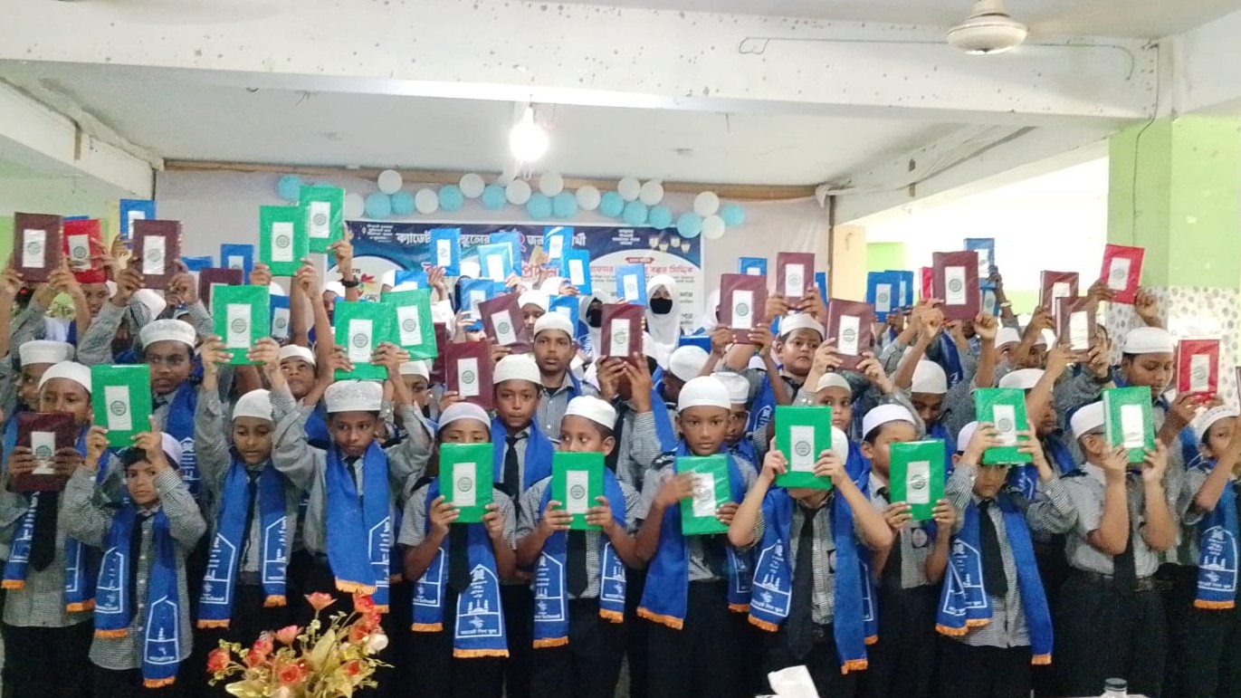 কোরআন হাতে ৬২ শিক্ষার্থী, বীরগঞ্জে ব্যতিক্রমী আয়োজন